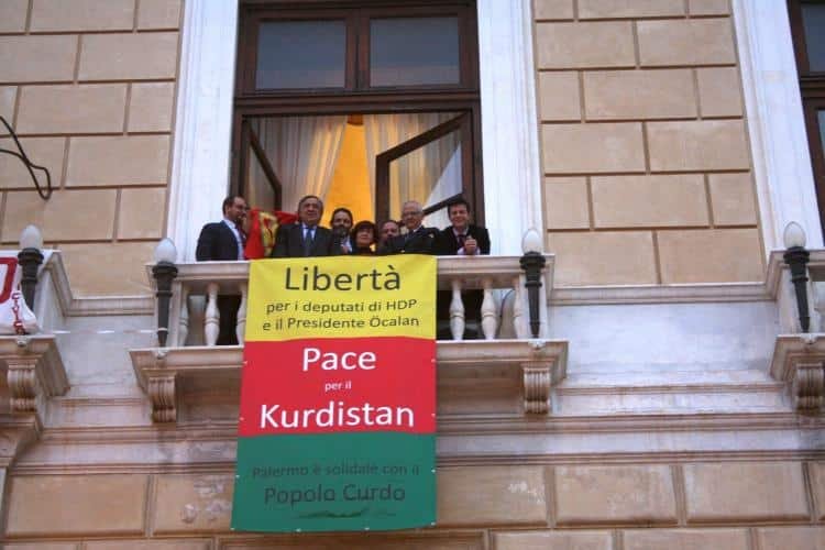 İtalyan Başkandan Belediye Binasına ‘Öcalan ve HDP’lilere Özgürlük’ Pankartı İtalyan Başkandan Belediye Binasına ‘Öcalan ve HDP’lilere Özgürlük’ Pankartı