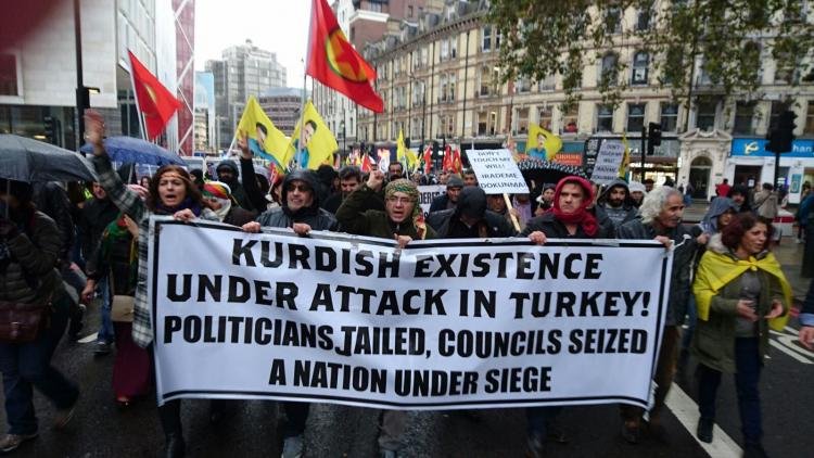 Londra’da Yüzlerce Kişi Türk Elçiliğine Doğru Yürüyor Londra’da Yüzlerce Kişi Türk Elçiliğine Doğru Yürüyor