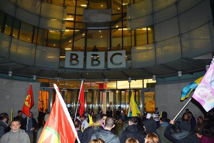 Sabahın Üç’ünde Londra’daki BBC Televizyonu Önünde HDP Eylemi Sabahın Üç’ünde Londra’daki BBC Televizyonu Önünde HDP Eylemi