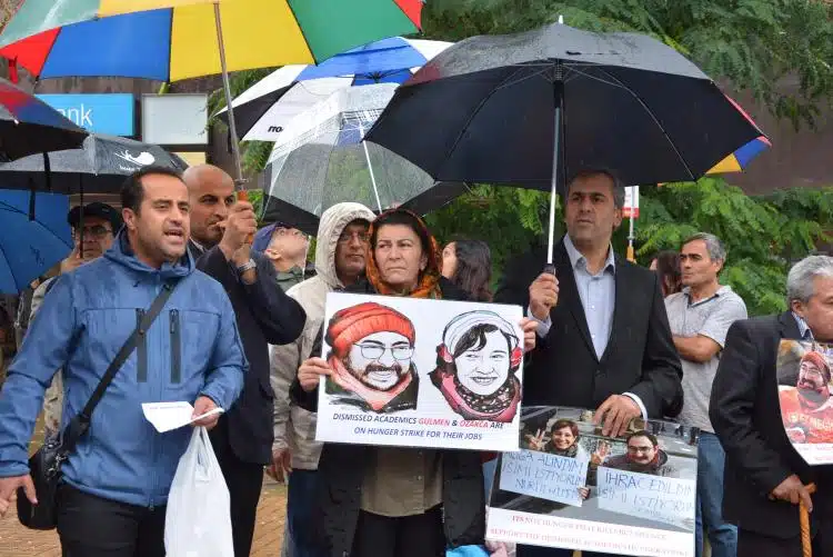 Londra’dan Nuriye ve Semih İçin Çağrı: Onları Öldürecek Açlık Değil, Bizlerin Sessizliğidir Londra’dan Nuriye ve Semih İçin Çağrı: Onları Öldürecek Açlık Değil, Bizlerin Sessizliğidir