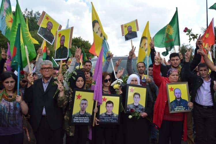İngiliz Devrimcinin Naaşı Yüzlerce Kürdistanlı Tarafından Karşılandı İngiliz Devrimcinin Naaşı Yüzlerce Kürdistanlı Tarafından Karşılandı
