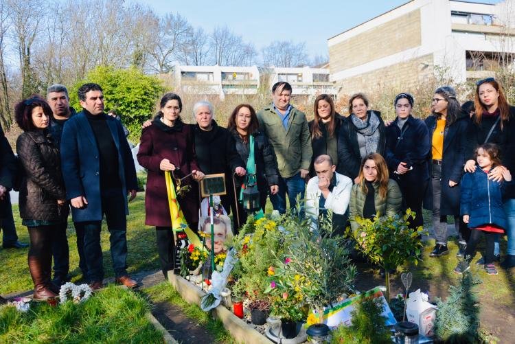 İlham Ahmed, Mehmet Aksoy’un Mezarını Ziyaret Etti İlham Ahmed, Mehmet Aksoy’un Mezarını Ziyaret Etti