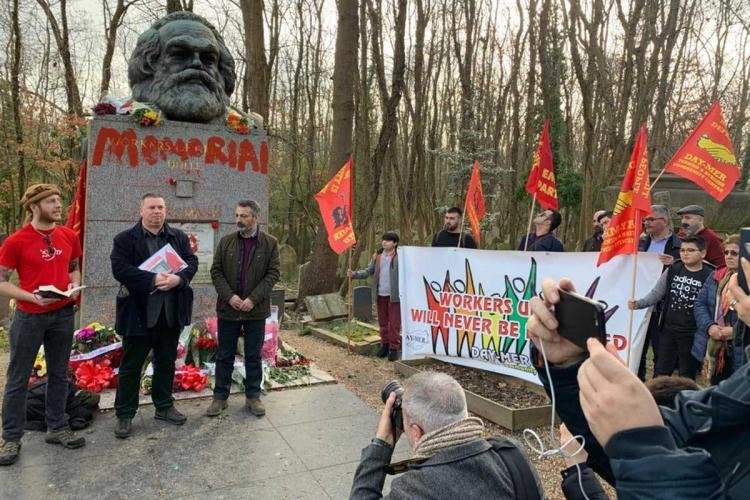 Karl Marx’ın anıt mezarına yapılan saldırı protesto edildi Karl Marx’ın anıt mezarına yapılan saldırı protesto edildi