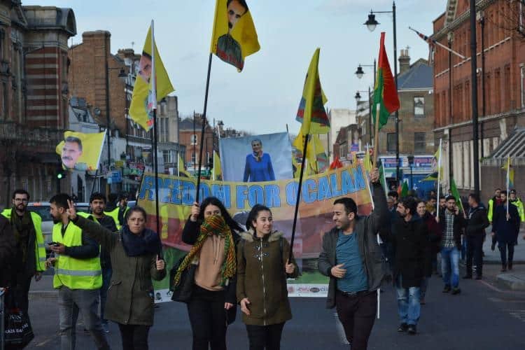 Londra’da 15 Şubat Komplosu Yüzlerce Kişi Tarafında Protesto Edildi Londra’da 15 Şubat Komplosu Yüzlerce Kişi Tarafında Protesto Edildi