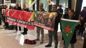 Boycott Turkey üyeleri Londra THY Yolcu gişelerini kapattı