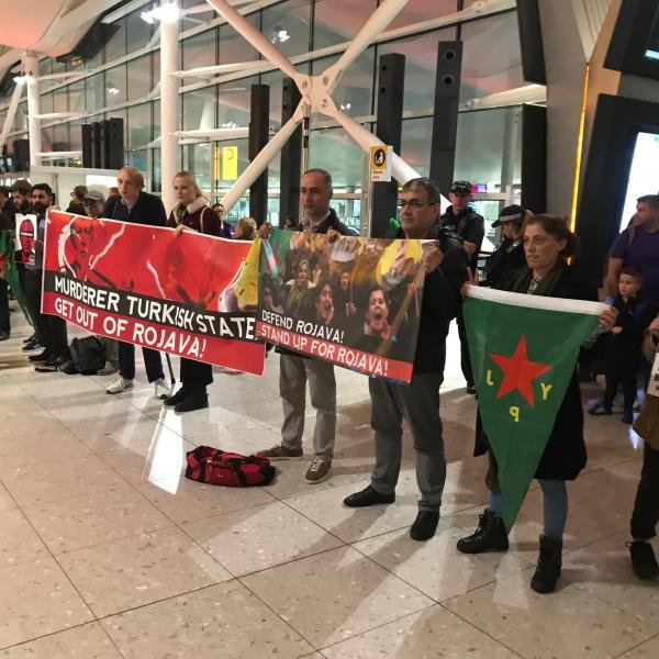 Boycott Turkey üyeleri Londra THY Yolcu gişelerini kapattı Boycott Turkey üyeleri Londra THY Yolcu gişelerini kapattı