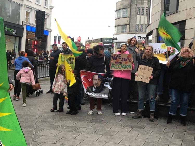 Brighton’da ‘işgal dursun Erdoğan yargılansın’ eylemi Brighton’da ‘işgal dursun Erdoğan yargılansın’ eylemi