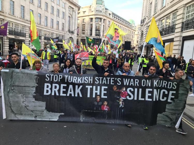 Londra’da binlerce kişi ‘Erdoğan yargılansın’ dedi Londra’da binlerce kişi ‘Erdoğan yargılansın’ dedi