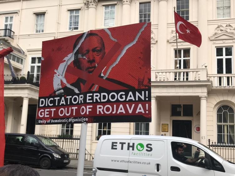 Londra Türk Elçiliği önüne ‘Siyah Çelenk’ bırakıldı Londra Türk Elçiliği önüne ‘Siyah Çelenk’ bırakıldı