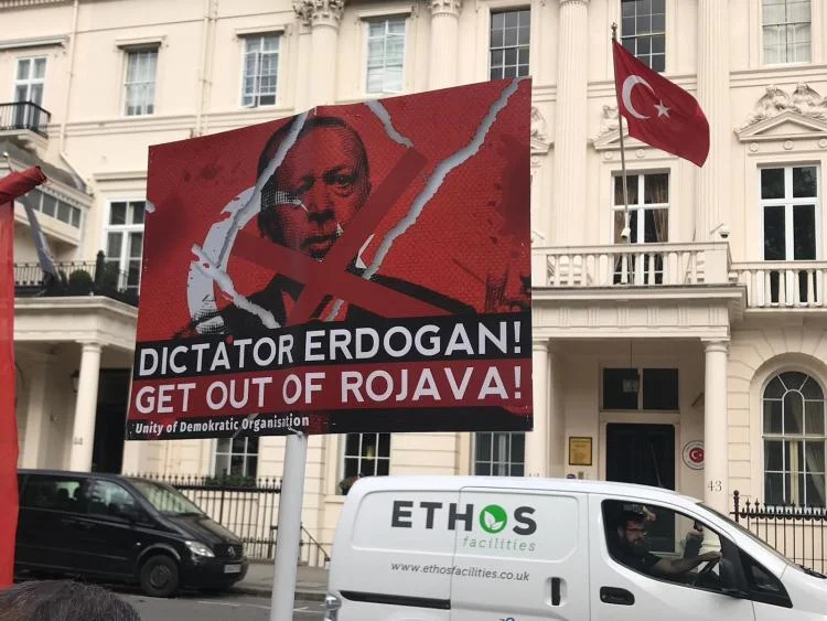 Londra Türk Elçiliği önüne ‘Siyah Çelenk’ bırakıldı Londra Türk Elçiliği önüne ‘Siyah Çelenk’ bırakıldı