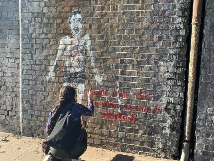 Ressam Zehra Doğan Londra sokaklarına 13 yaşındaki Hemid’i resmetti Ressam Zehra Doğan Londra sokaklarına 13 yaşındaki Hemid’i resmetti
