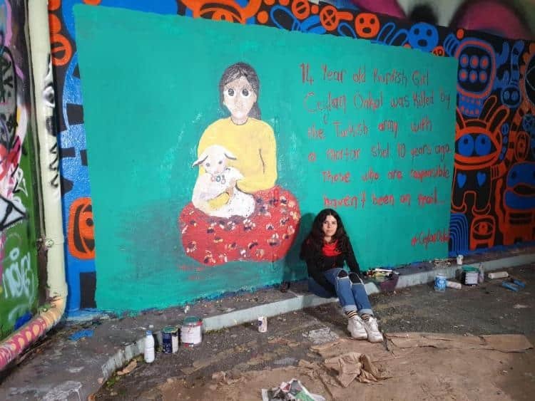 Zehra Doğan, Ceylan Önkol’u Londra duvarlarına çizdi Zehra Doğan, Ceylan Önkol’u Londra duvarlarına çizdi