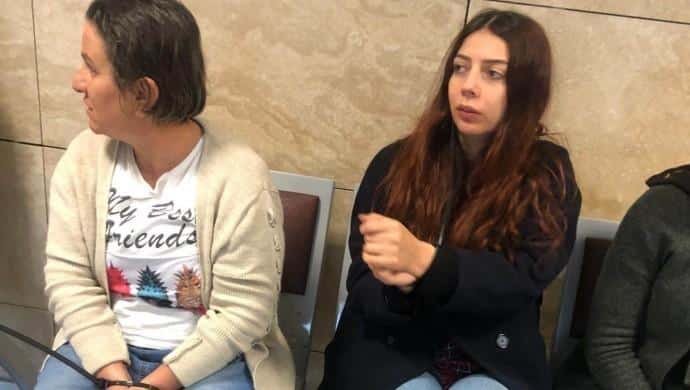 Gözaltında beyaz tülbentlerine el konuldu Gözaltında beyaz tülbentlerine el konuldu