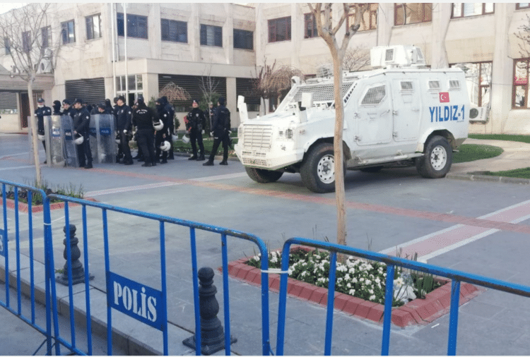 “Dünyanın gündemi Covid-19 olsa da AKP’nin gündemi Kürt düşmanlığı” “Dünyanın gündemi Covid-19 olsa da AKP’nin gündemi Kürt düşmanlığı”