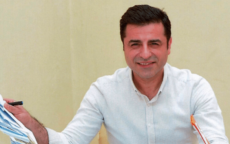 Demirtaş HDP’nin başlattığı ‘Kardeş Aile Kampanyası’na destek çağrısı yaptı Demirtaş HDP’nin başlattığı ‘Kardeş Aile Kampanyası’na destek çağrısı yaptı