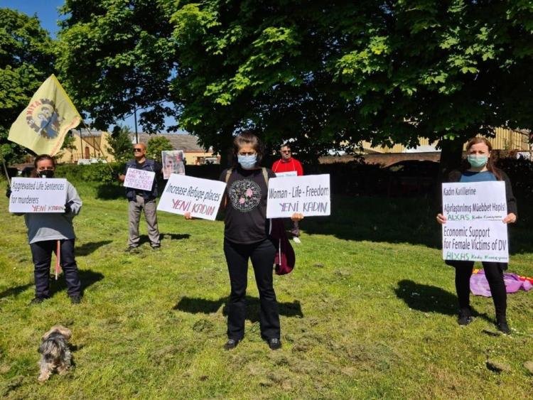 Londra’da kadın örgütleri şiddeti protesto etti Londra’da kadın örgütleri şiddeti protesto etti
