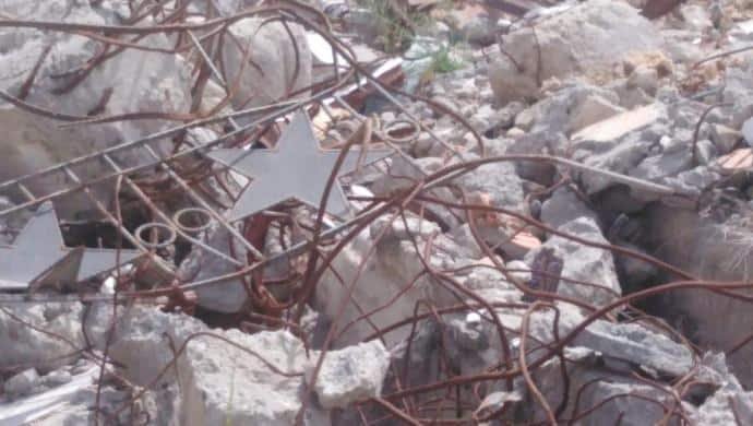 Türbe ve mezarları tahrip edip bayrak astılar