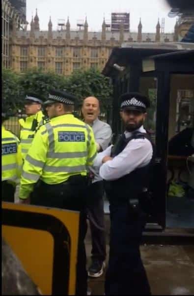 Johnson’un aracını durduran Kurdi: Neden Türkiye’ye silah satıyorsunuz? Johnson’un aracını durduran Kurdi: Neden Türkiye’ye silah satıyorsunuz?