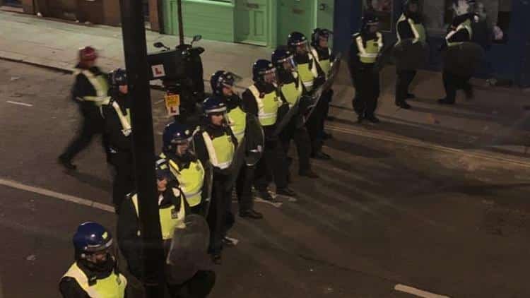 Londra’da en sıcak yaz: Salgına rağmen düzenlenen sokak partilerine müdahale eden 150 polis yaralandı Londra’da en sıcak yaz: Salgına rağmen düzenlenen sokak partilerine müdahale eden 150 polis yaralandı
