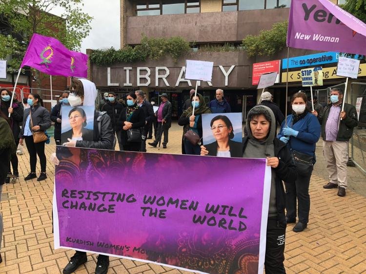 Londra’da kadınlar ‘Berxwedan Jiyane’ dedi Londra’da kadınlar ‘Berxwedan Jiyane’ dedi