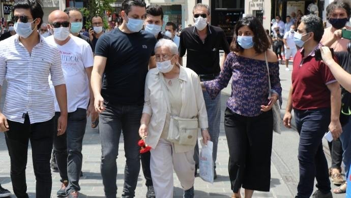 800’üncü hafta: Barikatları aşa aşa Galatasaray’a karanfil bıraktılar 800’üncü hafta: Barikatları aşa aşa Galatasaray’a karanfil bıraktılar