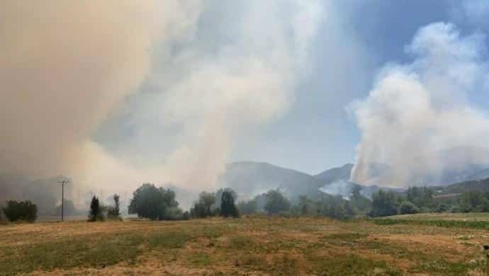 Bitlis’te yangın bir köyde kontrol altına alındı, bir köyde sürüyor Bitlis’te yangın bir köyde kontrol altına alındı, bir köyde sürüyor