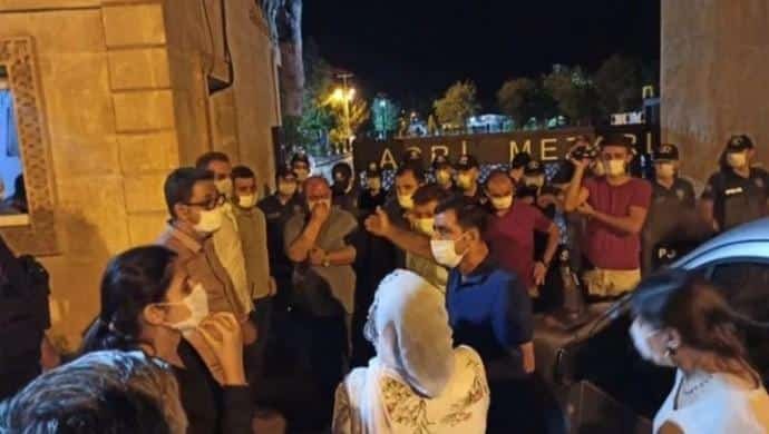 Uzman çavuşun tecavüz ettiği 17 yaşındaki çocuk İ.E.’nin cenazesi gece polis ablukasında defnedildi Uzman çavuşun tecavüz ettiği 17 yaşındaki çocuk İ.E.’nin cenazesi gece polis ablukasında defnedildi