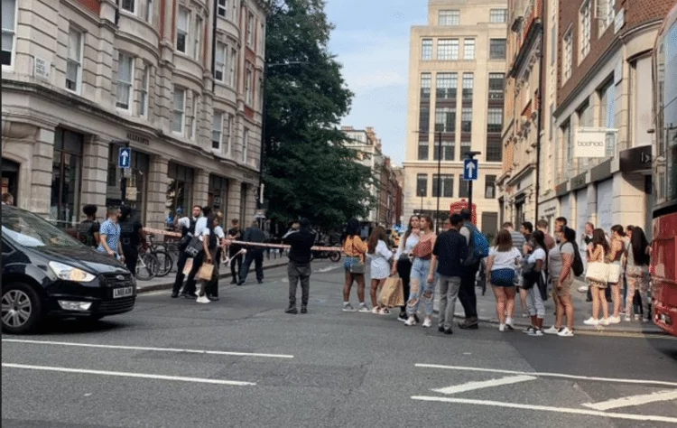 Londra’nın en işlek caddesi Oxford’da bıçaklı saldırı Londra’nın en işlek caddesi Oxford’da bıçaklı saldırı