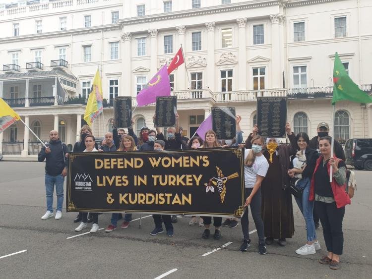Londra’da Kadına Karşı Şiddet Eylemi : “Asla Yalnız Yürümeyeceksiniz” Londra’da Kadına Karşı Şiddet Eylemi : “Asla Yalnız Yürümeyeceksiniz”