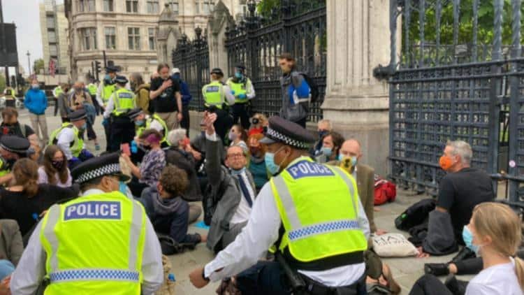 İngiltere’nin bir çok yerinde Yokoluş İsyanı devam ediyor