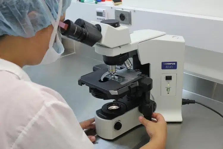 Koronavirüs aşısı: Oxford Üniversitesi ve AstraZeneca’nın testleri bir deneğin rahatsızlanması üzerine durduruldu Koronavirüs aşısı: Oxford Üniversitesi ve AstraZeneca’nın testleri bir deneğin rahatsızlanması üzerine durduruldu