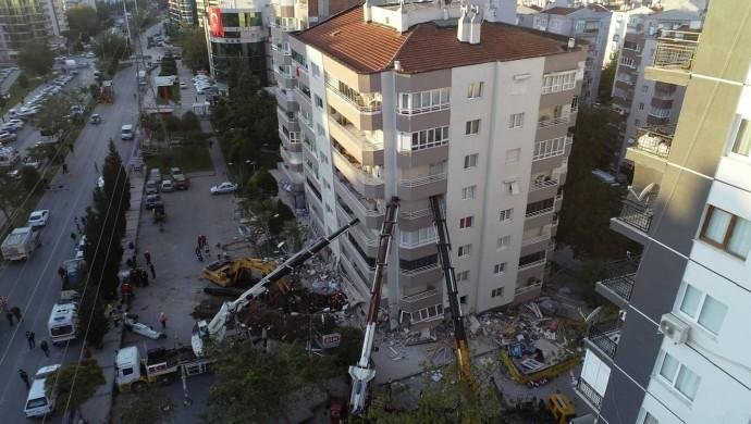 Depremden yan yatan bina vinç desteği ile ayakta duruyor Depremden yan yatan bina vinç desteği ile ayakta duruyor