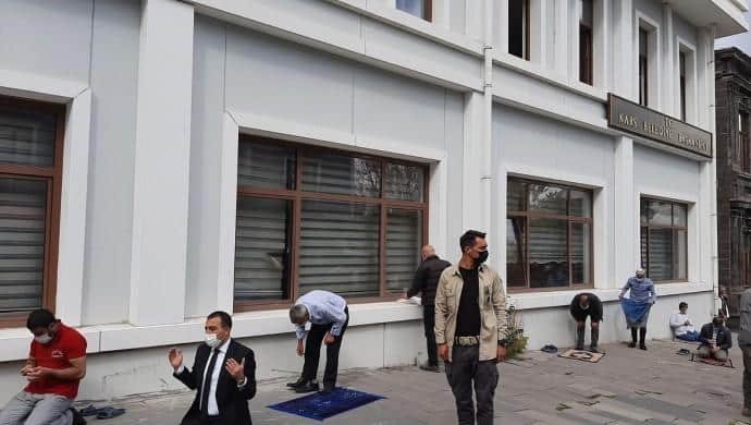Kayyım atandığı belediyenin önünde namaz kıldı Kayyım atandığı belediyenin önünde namaz kıldı