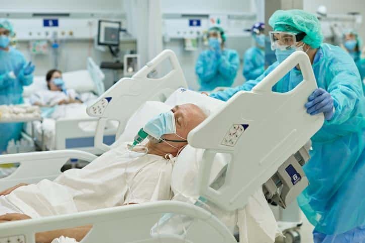 İngiltere’de Covid kaynaklı can kaybı sayısı trajik bir eşiğe ulaştı. İngiltere’de Covid kaynaklı can kaybı sayısı trajik bir eşiğe ulaştı.
