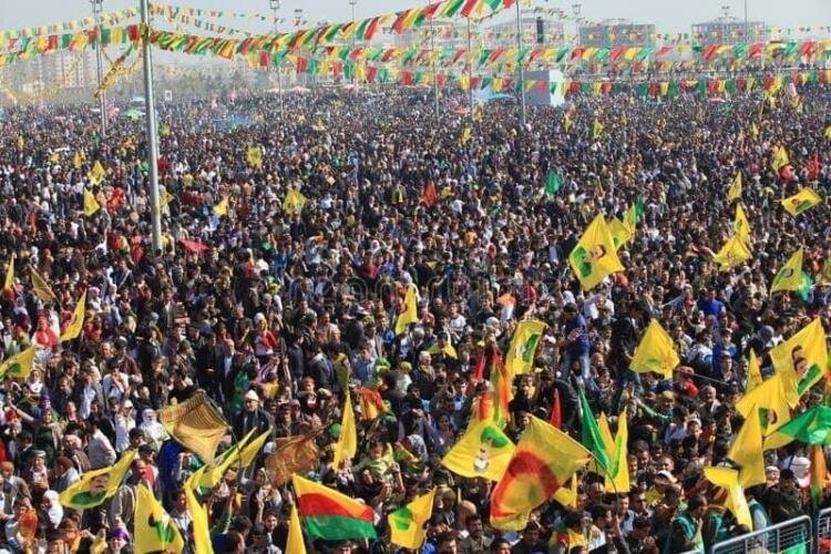 Amed’de yüz binler Newroz alanında Amed’de yüz binler Newroz alanında