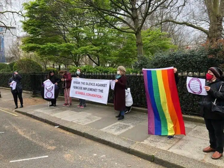 Londra’da İstanbul Sözleşmesinin iptali protesto edildi Londra’da İstanbul Sözleşmesinin iptali protesto edildi
