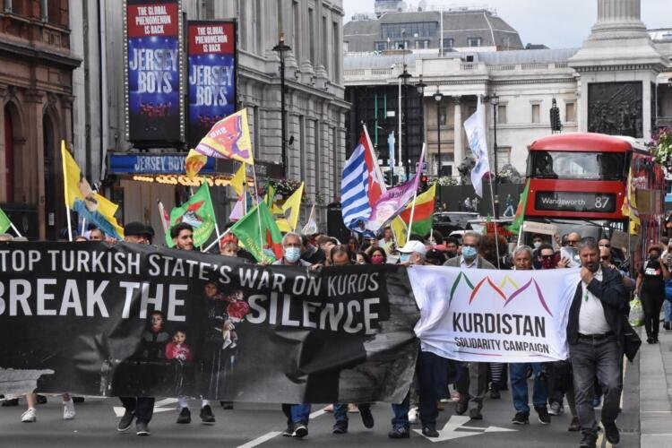 Londra’da Kürtlerle ‘enternasyonal dayanışma’ eylemi Londra’da Kürtlerle ‘enternasyonal dayanışma’ eylemi
