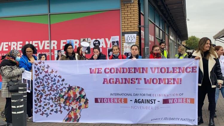 Londra’da kadınlar şiddete karşı ‘dayanışma’ mesajı verdi Londra’da kadınlar şiddete karşı ‘dayanışma’ mesajı verdi