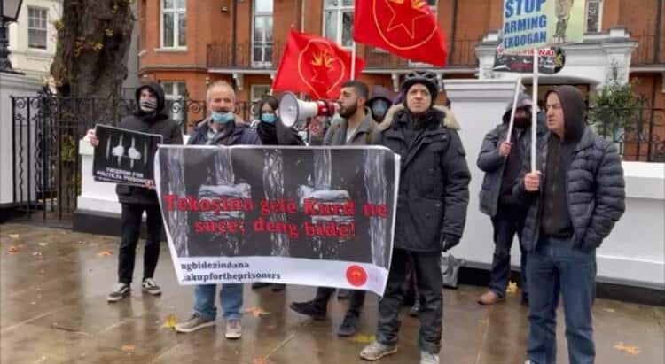 Londra’da Hollanda Büyükelçiliği önünde ‘tutuklama’ protestosu Londra’da Hollanda Büyükelçiliği önünde ‘tutuklama’ protestosu