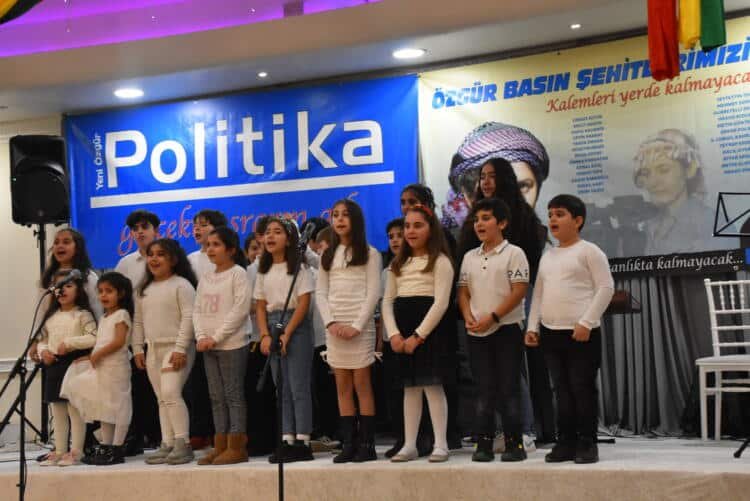 Londra’da Kürtler ve dostlar gazetesini sahiplendi Londra’da Kürtler ve dostlar gazetesini sahiplendi