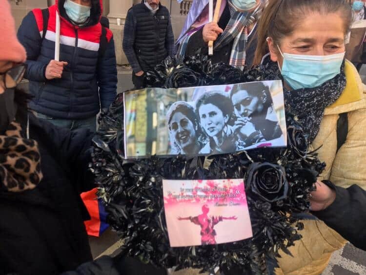 Londra Fransız Elçiliği önünde ‘9 Ocak’ protestosu Londra Fransız Elçiliği önünde ‘9 Ocak’ protestosu