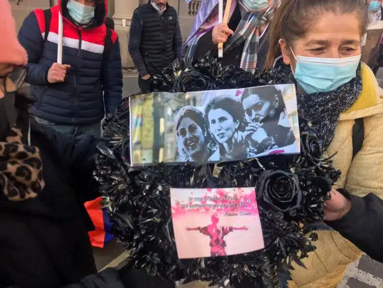 Londra Fransız Elçiliği önünde ‘9 Ocak’ protestosu Londra Fransız Elçiliği önünde ‘9 Ocak’ protestosu