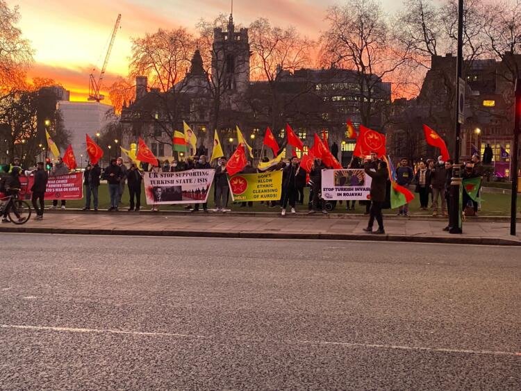Kürdistanlılar Londra’da yolları kapattı Kürdistanlılar Londra’da yolları kapattı