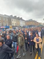 Londra’da 17 yaşında bir çocuk vuruldu kitle Polis Merkezi’ne yürüdü