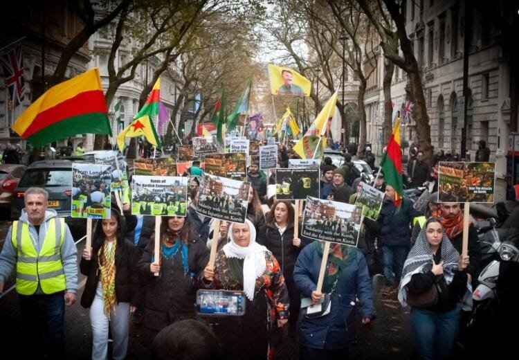 Londra’da yüzlerce kişi kriminalizasyona karşı yürüdü Londra’da yüzlerce kişi kriminalizasyona karşı yürüdü